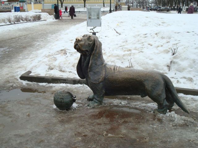 Памятник таксе в Костроме.JPG